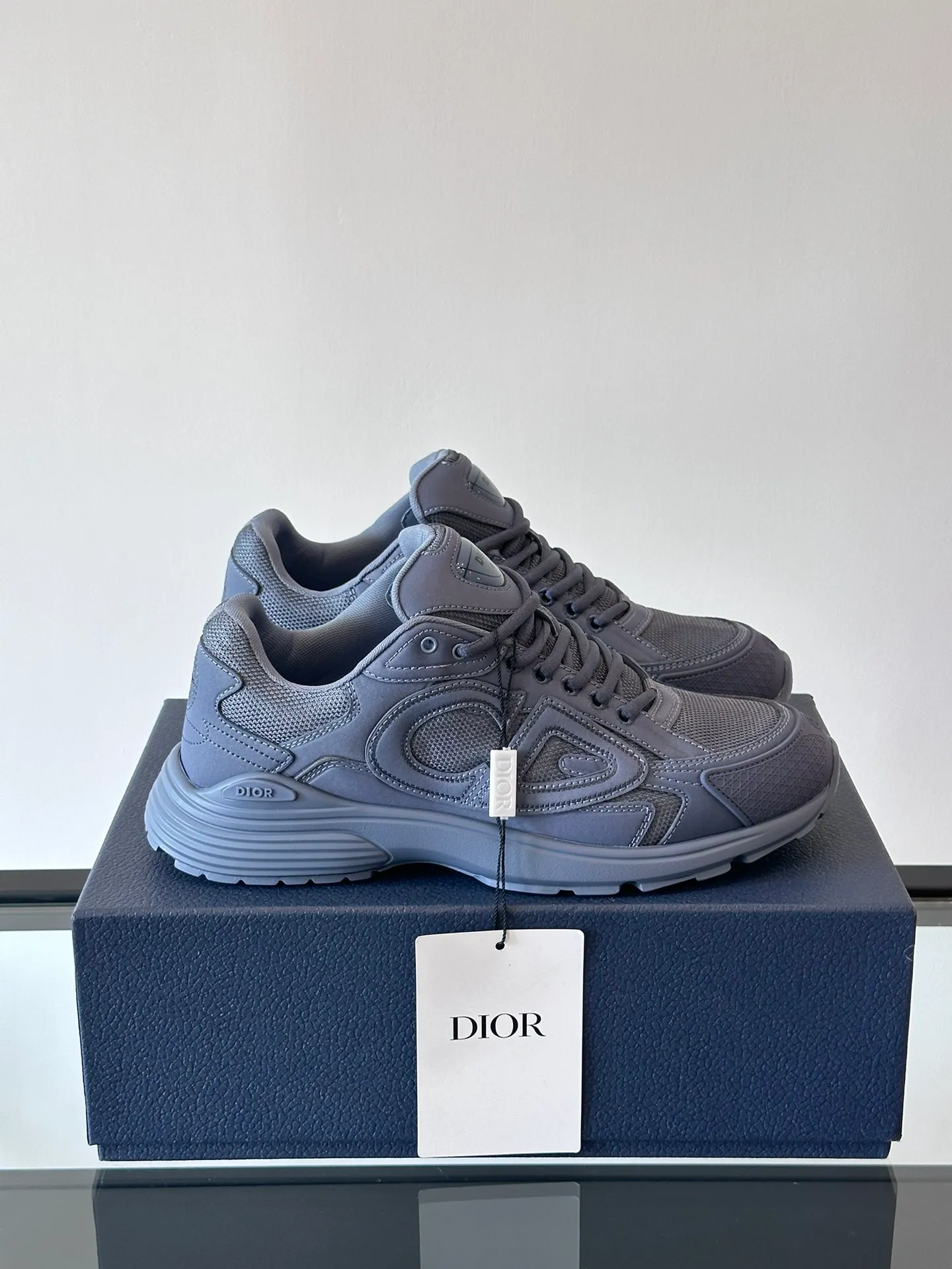 p400《Dio*》Dior B30 series sports shoes, multi-color mesh fabric and multi-color technical fabrics, this season's new B30 low-top sports shoes are one of the flagship styles of the series. Crafted from multicolor mesh and technical fabrics, it's finished with a reflective "CD30" graphic and silver-toned "DIOR B30" and "CD30" logos on the heel and tongue. An extra-light, sculpted rubber sole with signature accents adds style, while internal stretch details create ideal comfort. It can be matched with various casual styles to show a fashionable and modern sports style. Size: 38-44 (45-46 customized)